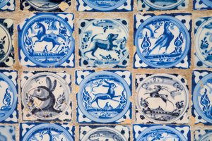 Real Alcazar, Piastrelle ceramiche con figure di animali e uccelli, Siviglia, Spagna da Unknown